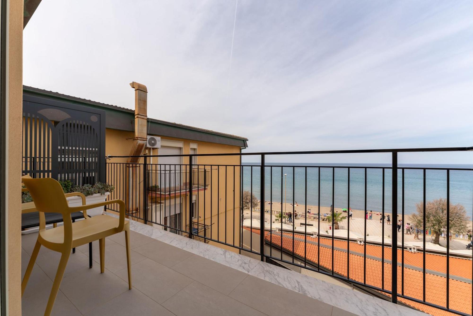 تْشيفالو B&B Le Suites Di Costanza المظهر الخارجي الصورة